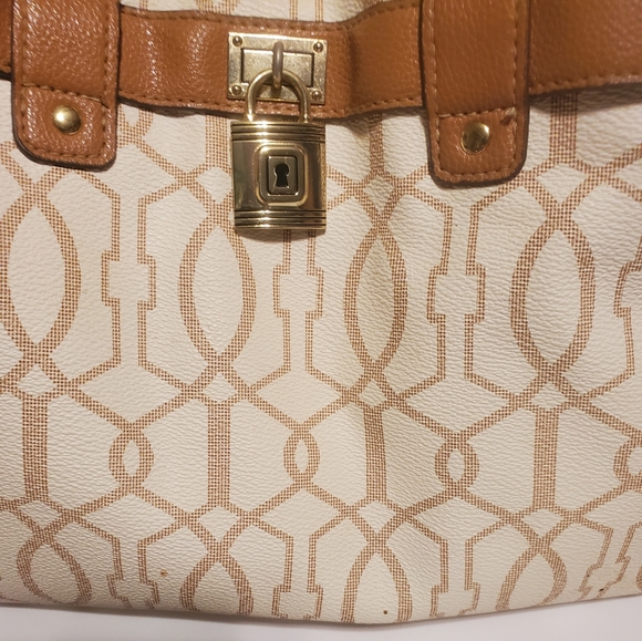 Tan and White Purse With Gold Lock Detail Large - Picture 4 of 13